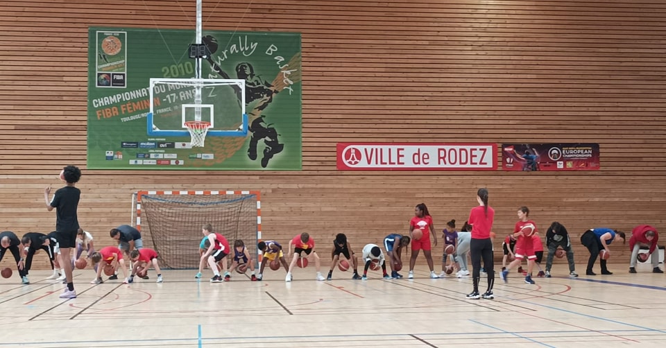 Mini-basket (enfant qui joue au basket)